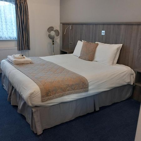 Sandown Park Lodge เอสเชอร์ ภายนอก รูปภาพ