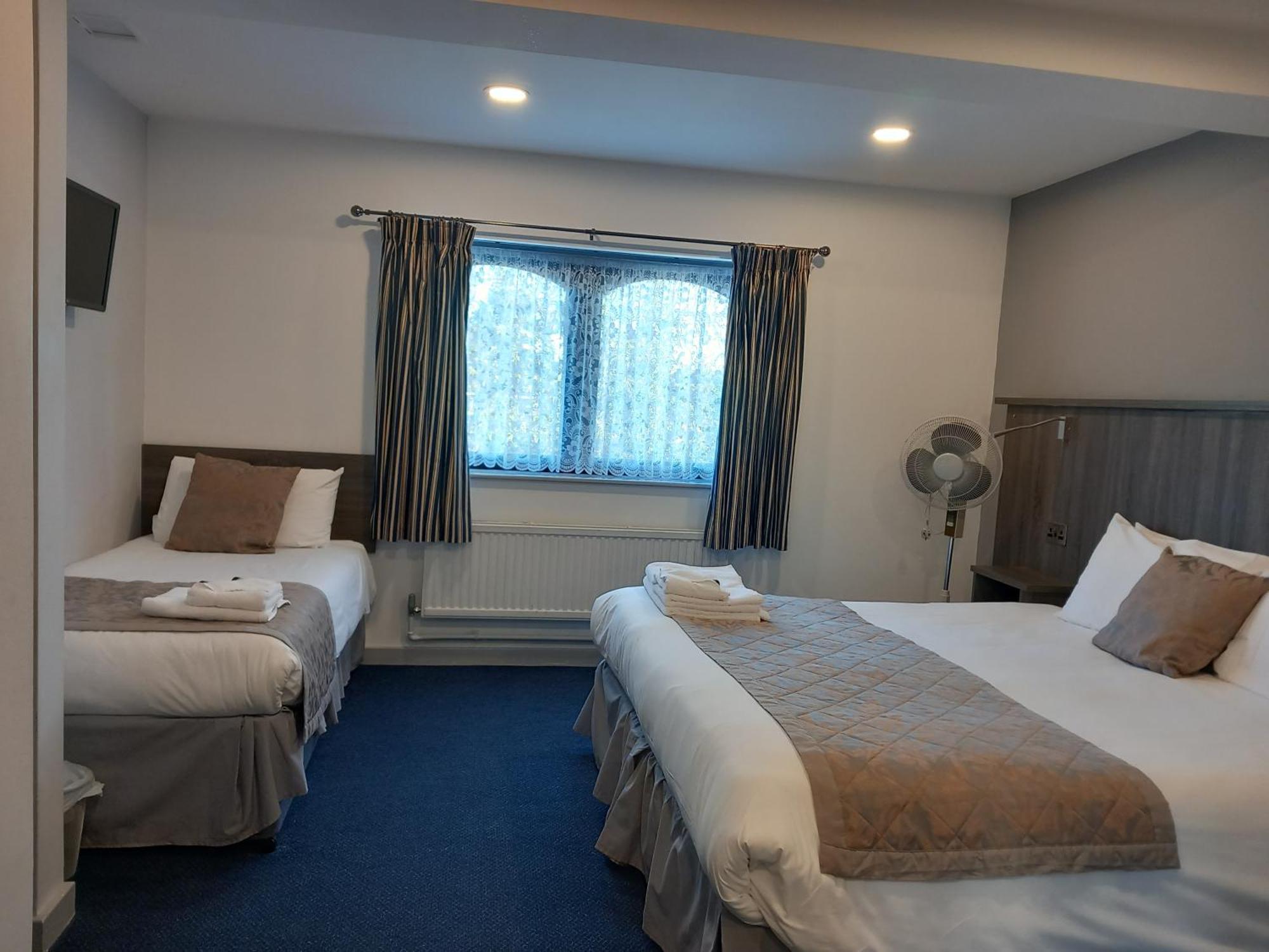 Sandown Park Lodge เอสเชอร์ ภายนอก รูปภาพ