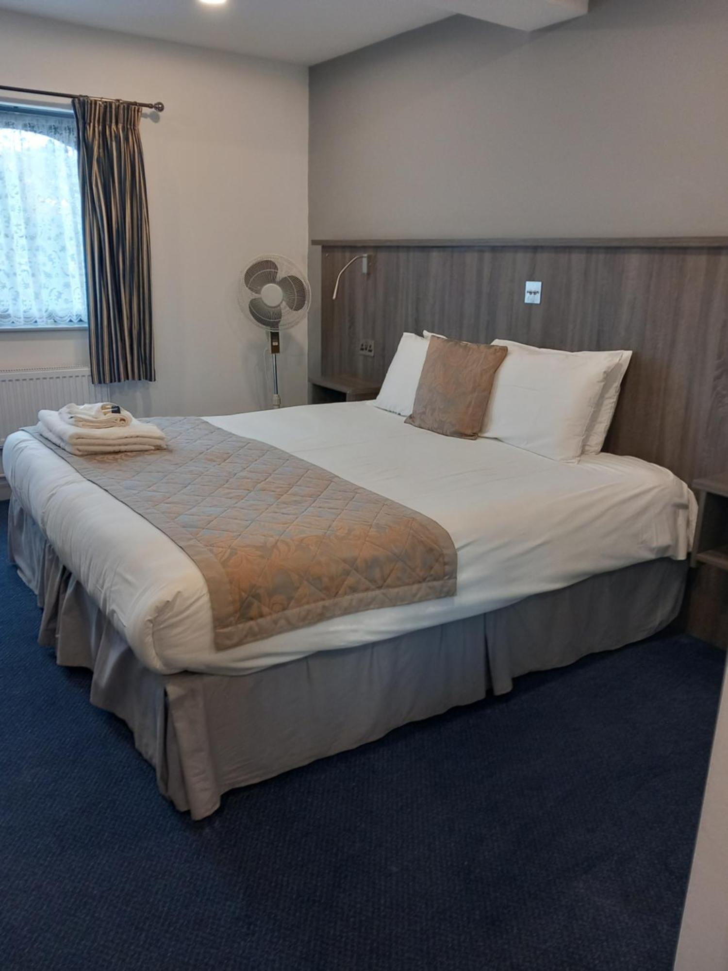 Sandown Park Lodge เอสเชอร์ ภายนอก รูปภาพ