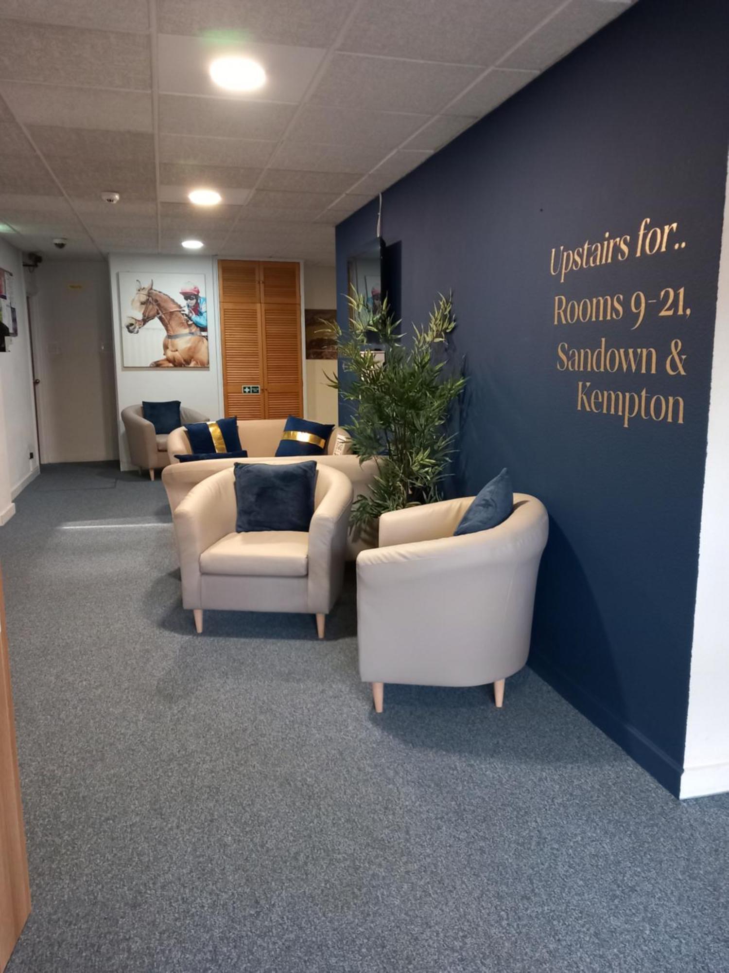 Sandown Park Lodge เอสเชอร์ ภายนอก รูปภาพ