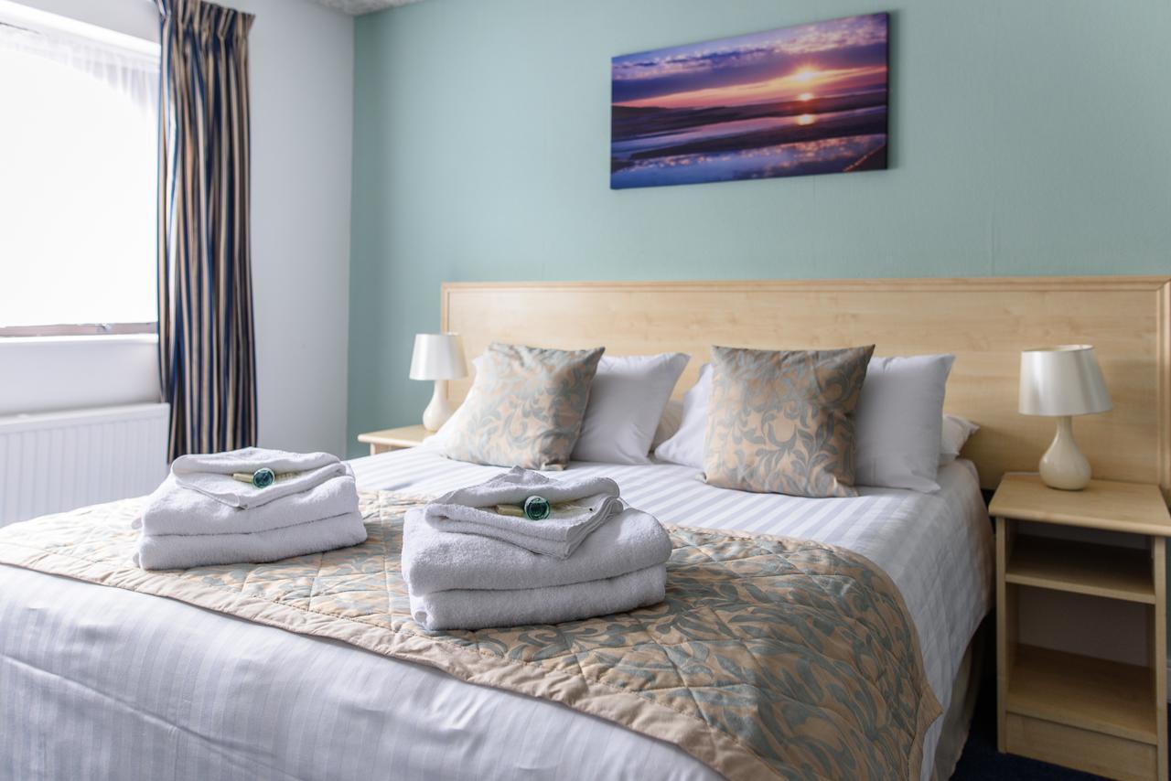 Sandown Park Lodge เอสเชอร์ ภายนอก รูปภาพ
