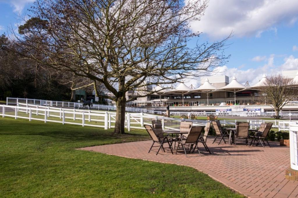 Sandown Park Lodge เอสเชอร์ ภายนอก รูปภาพ