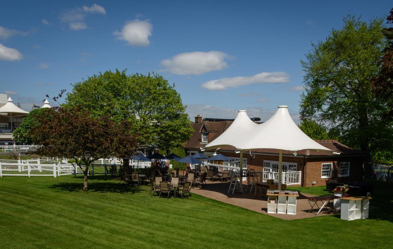 Sandown Park Lodge เอสเชอร์ ภายนอก รูปภาพ