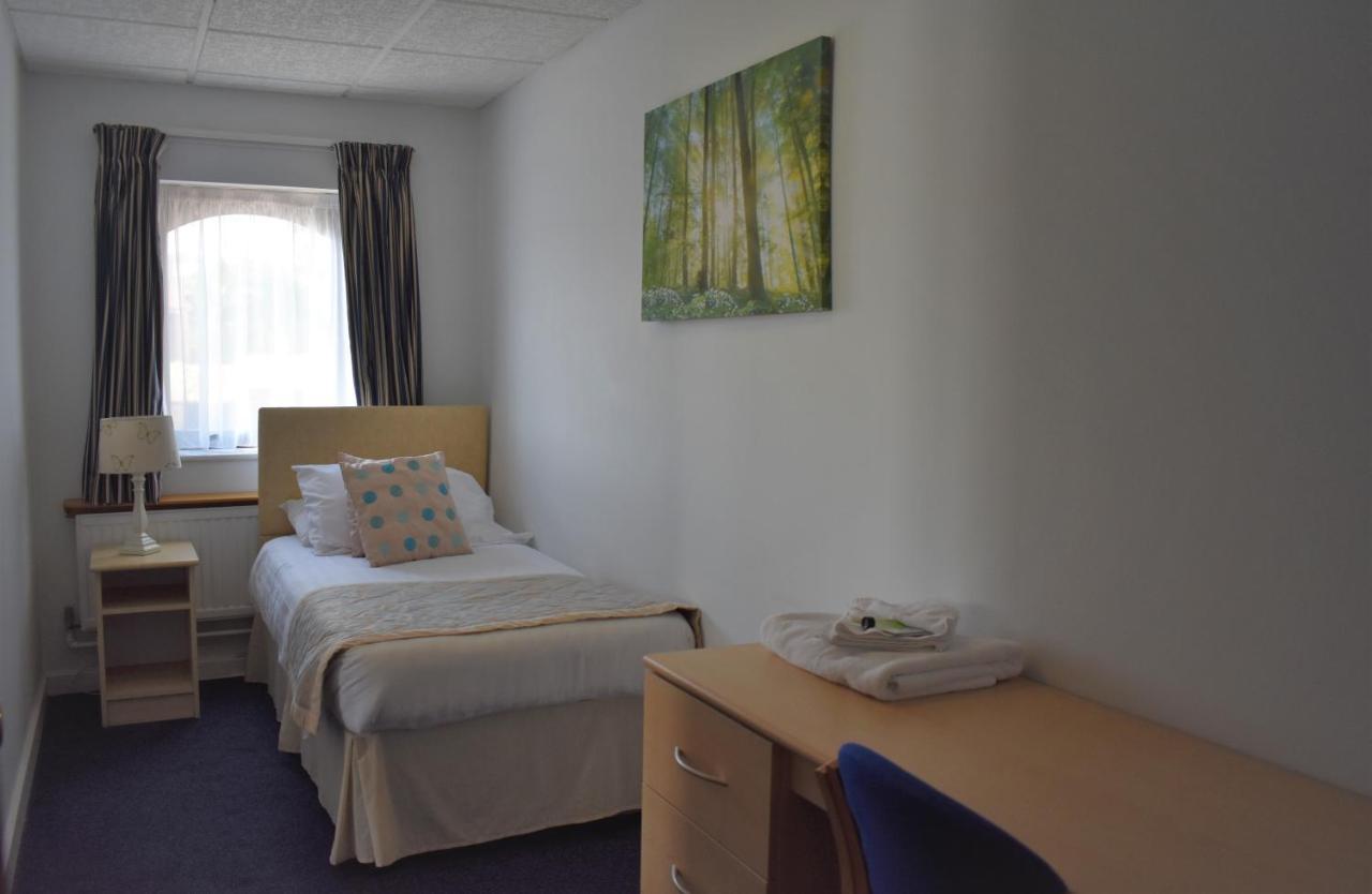 Sandown Park Lodge เอสเชอร์ ภายนอก รูปภาพ